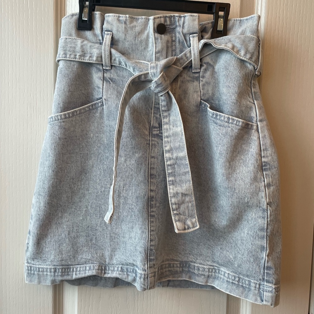 Universal Thread high-waisted light-wash denim skirt. Great condition. Size 0.